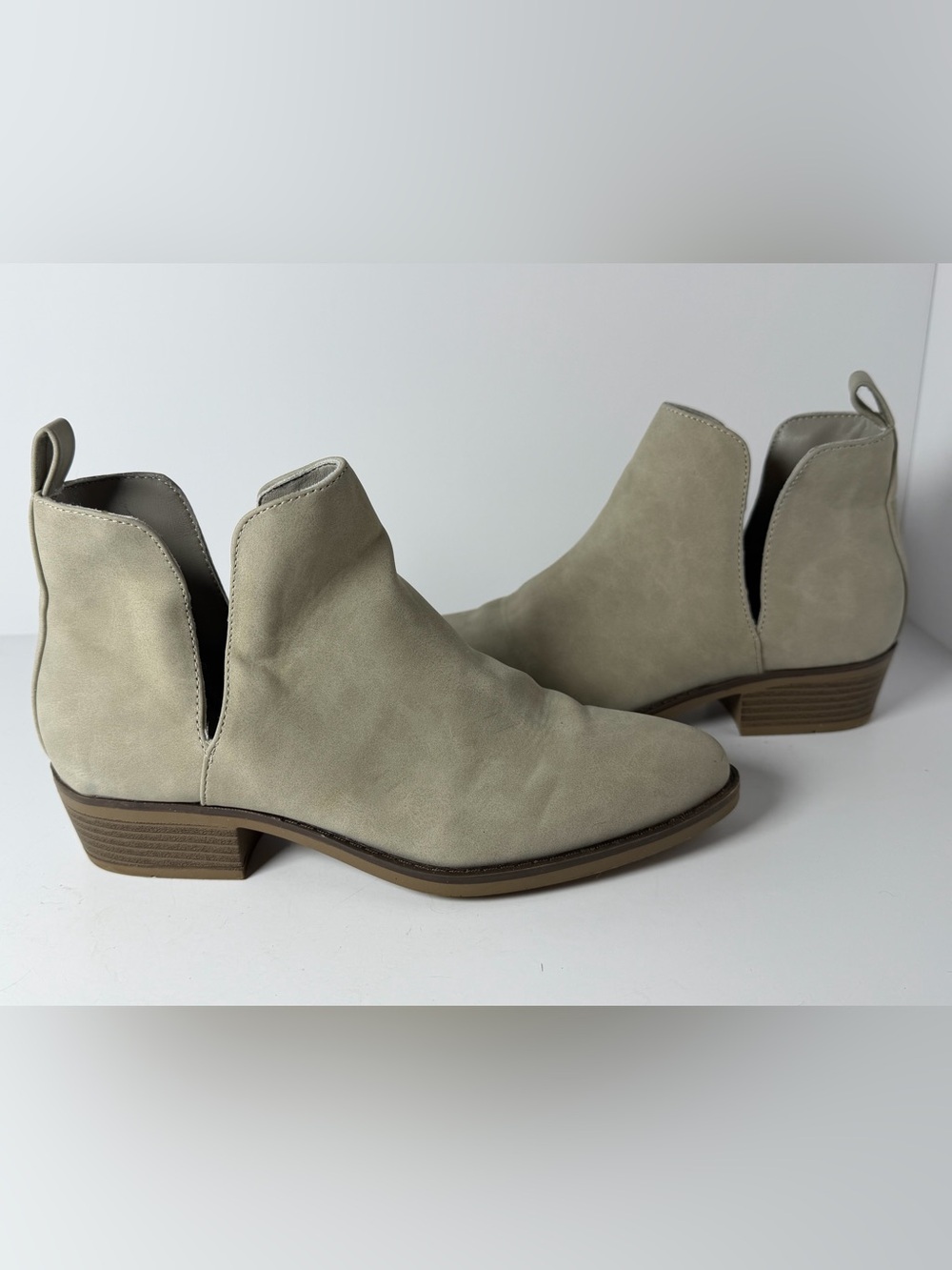 Serra Ladies Taupe Faux Suede Ankle Booties V-Cutout Low Heel – Size 7